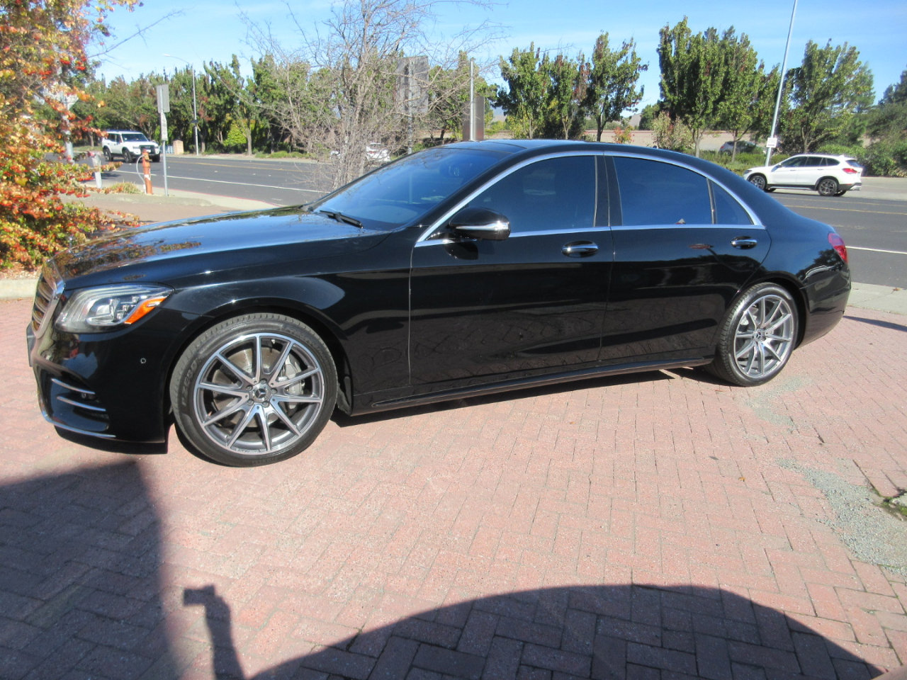 Used 2020 Mercedes-Benz S 560 Sedan w/ AMG Line Exterior image 3