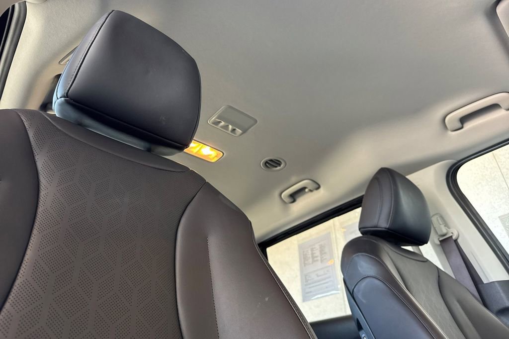 Used 2024 Kia Carnival LX FWD image 20