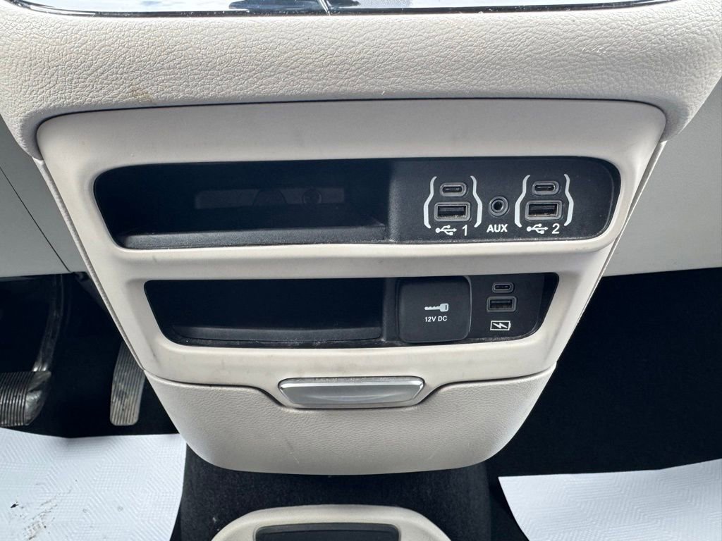 Used 2022 Chrysler Pacifica Touring-L image 26