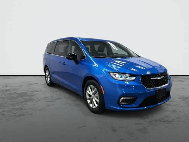 Used 2026 Chrysler Pacifica Limited FWD image 6