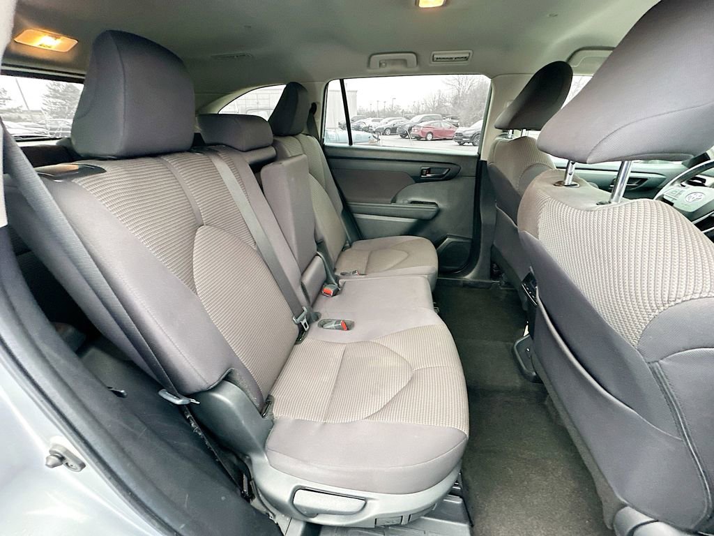 Used 2024 Toyota Highlander LE AWD/4WD image 35