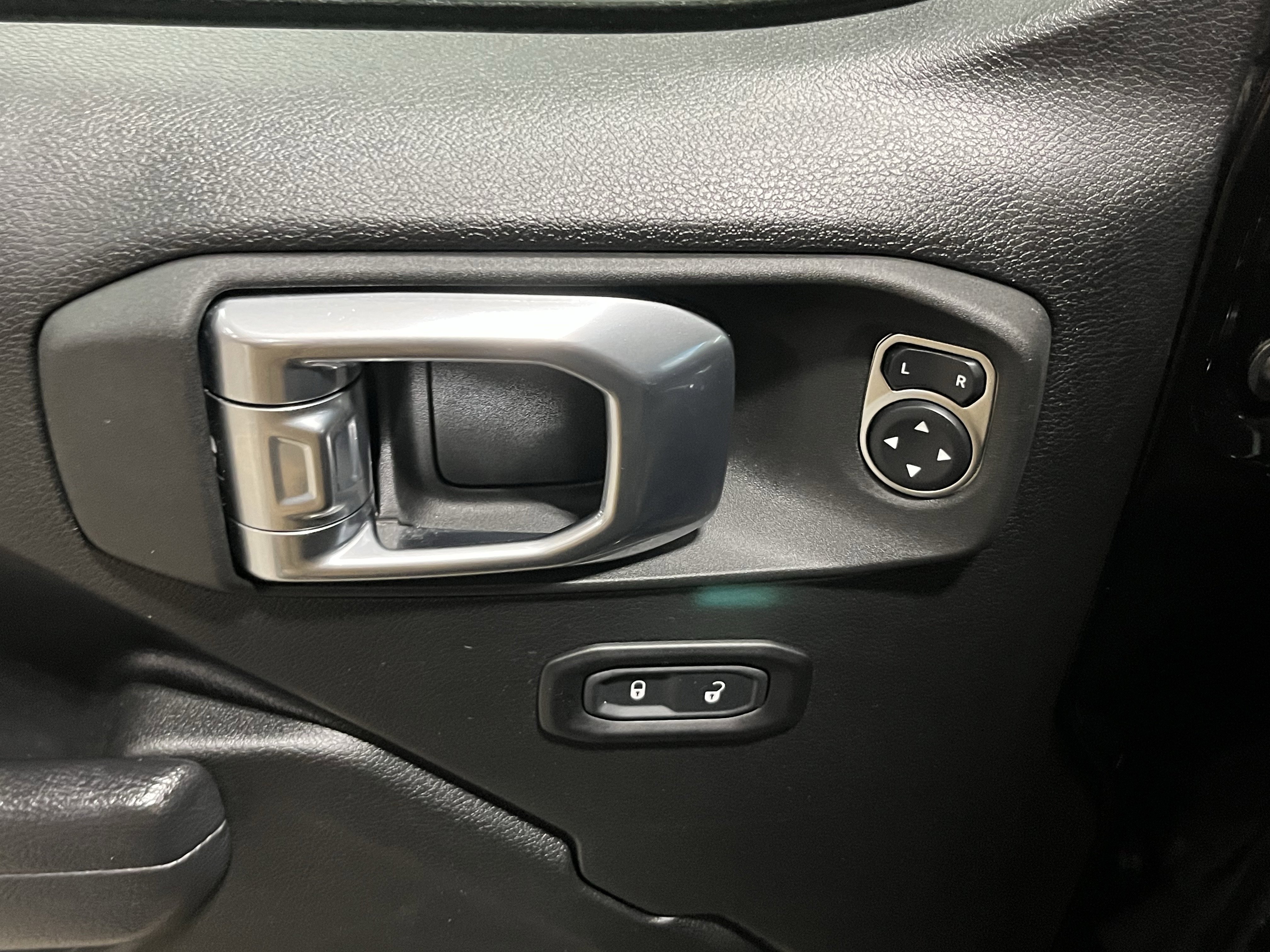 Used 2022 Jeep Wrangler Willys image 16