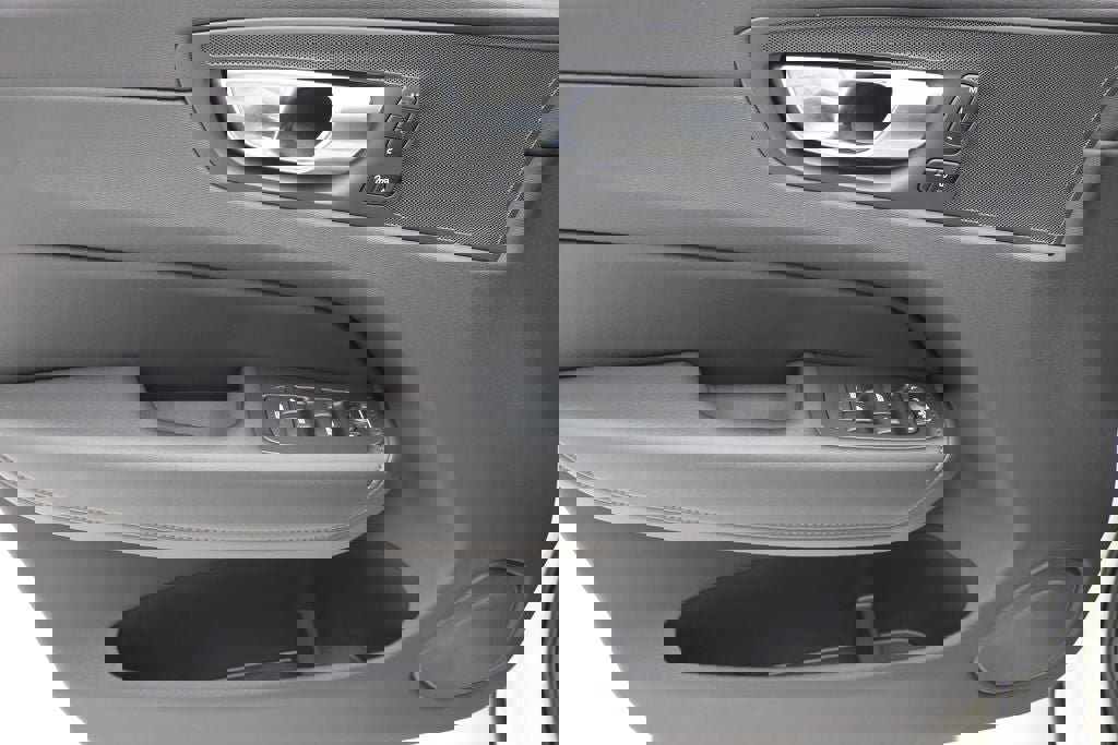 Used 2025 Volvo XC60 B5 Core image 16