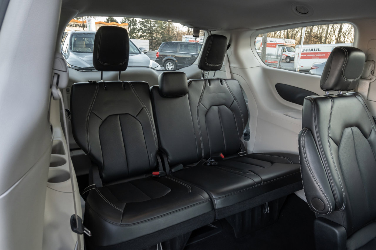 Used 2024 Chrysler Pacifica Touring-L image 40