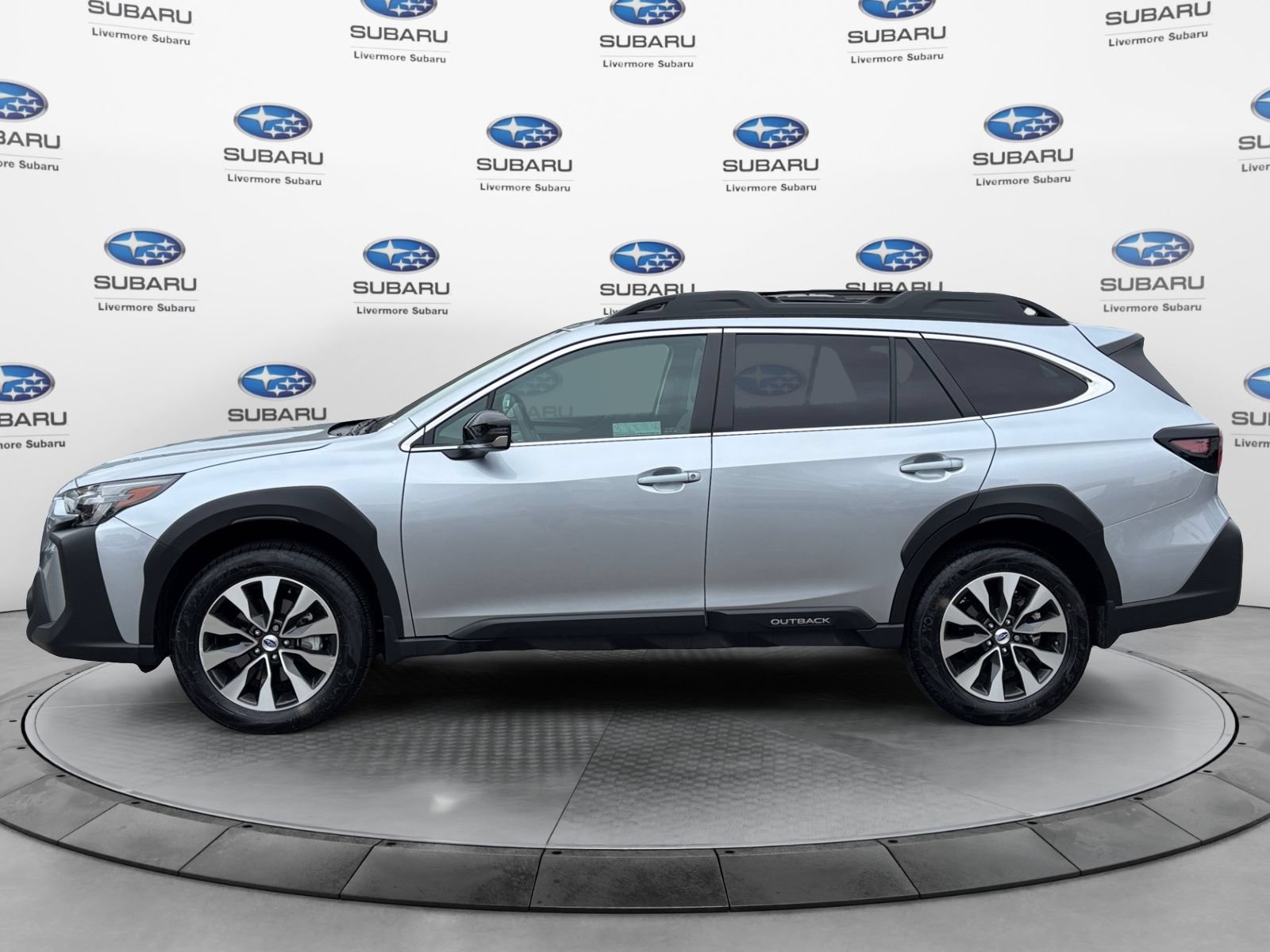 Used 2025 Subaru Outback Limited AWD/4WD image 2