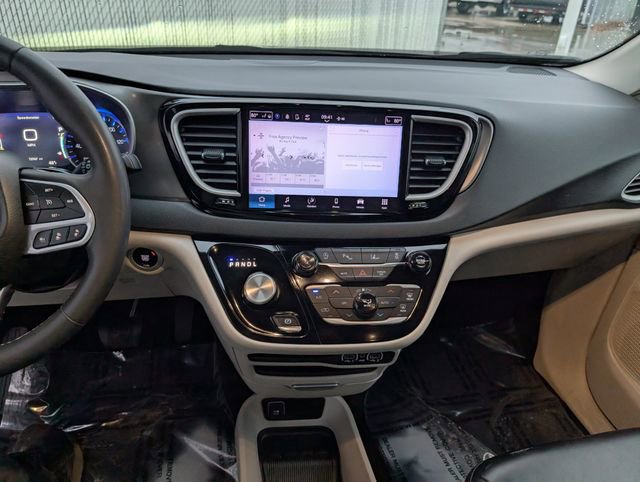 Used 2023 Chrysler Pacifica Touring-L image 3