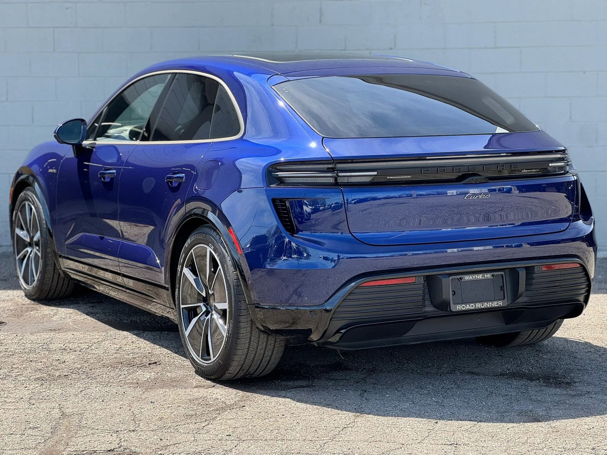 Used 2024 Porsche Macan Turbo Electric AWD/4WD image 8