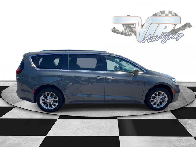 Used 2021 Chrysler Pacifica Touring-L w/ Uconnect Theater Family Group AWD/4WD image 5