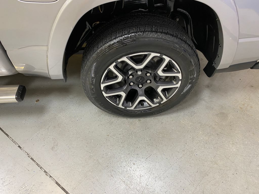 Used 2025 RAM 1500 Laramie AWD/4WD image 12
