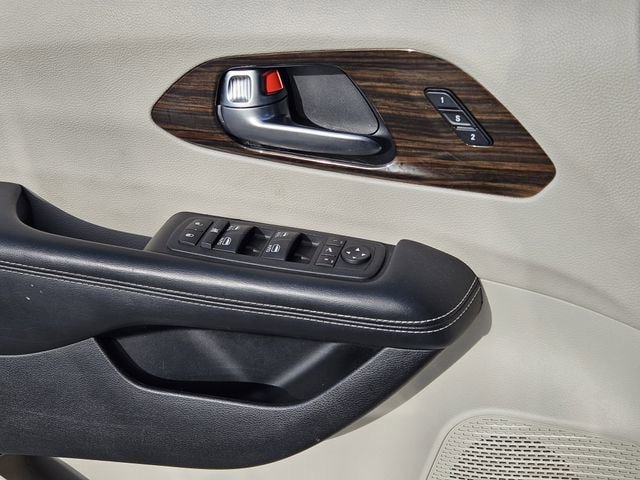 Used 2023 Chrysler Pacifica Limited image 23