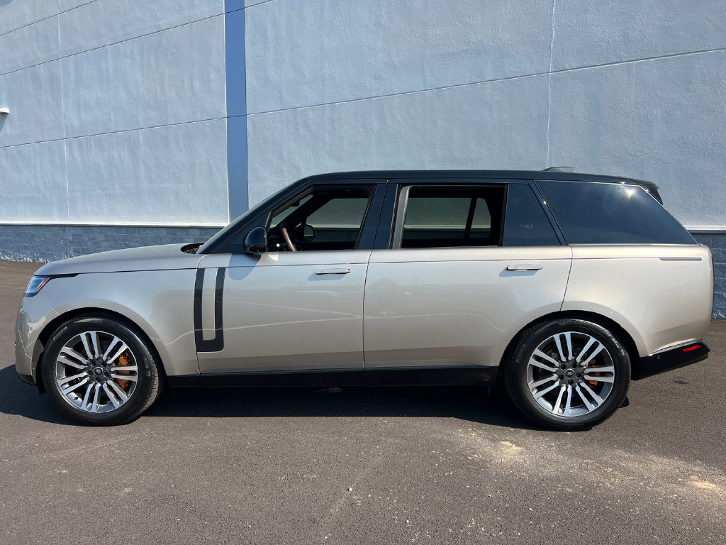 Used 2025 Land Rover Range Rover Long Wheelbase SE AWD/4WD image 4