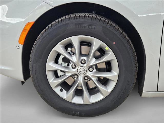 New 2026 Chrysler Pacifica Limited FWD image 10