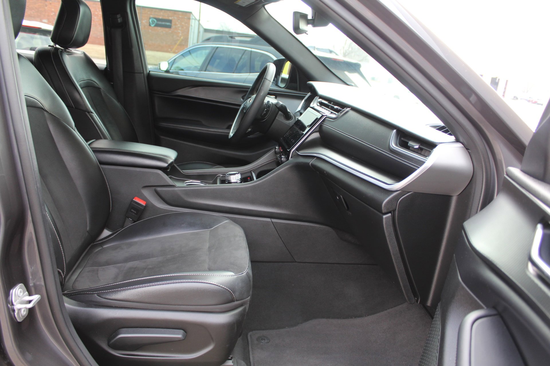 Used 2024 Jeep Grand Cherokee L Laredo image 14