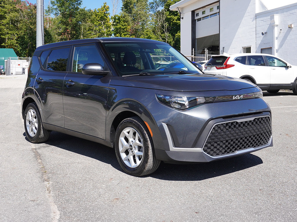 Used 2025 Kia Soul LX w/ LX Technology Package FWD image 2