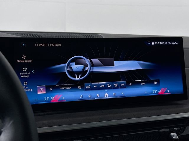 Used 2024 BMW X7 xDrive40i w/ Premium Package image 16