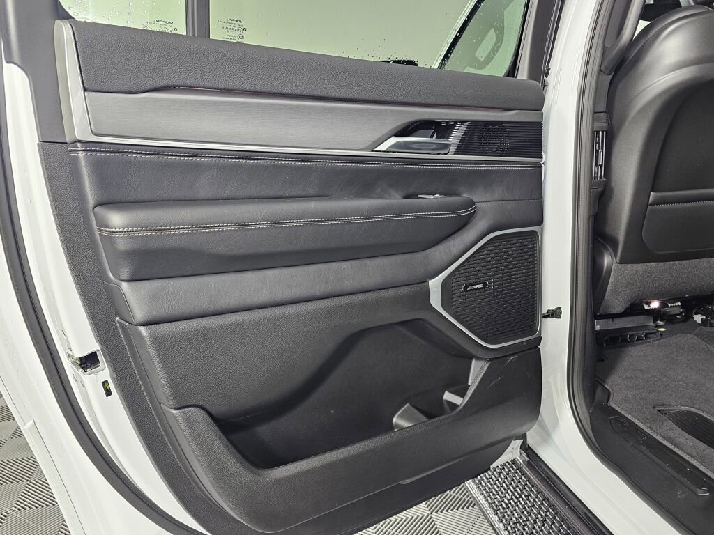 New 2026 Jeep Grand Wagoneer L 4WD w/ HD Trailer Tow Package image 32