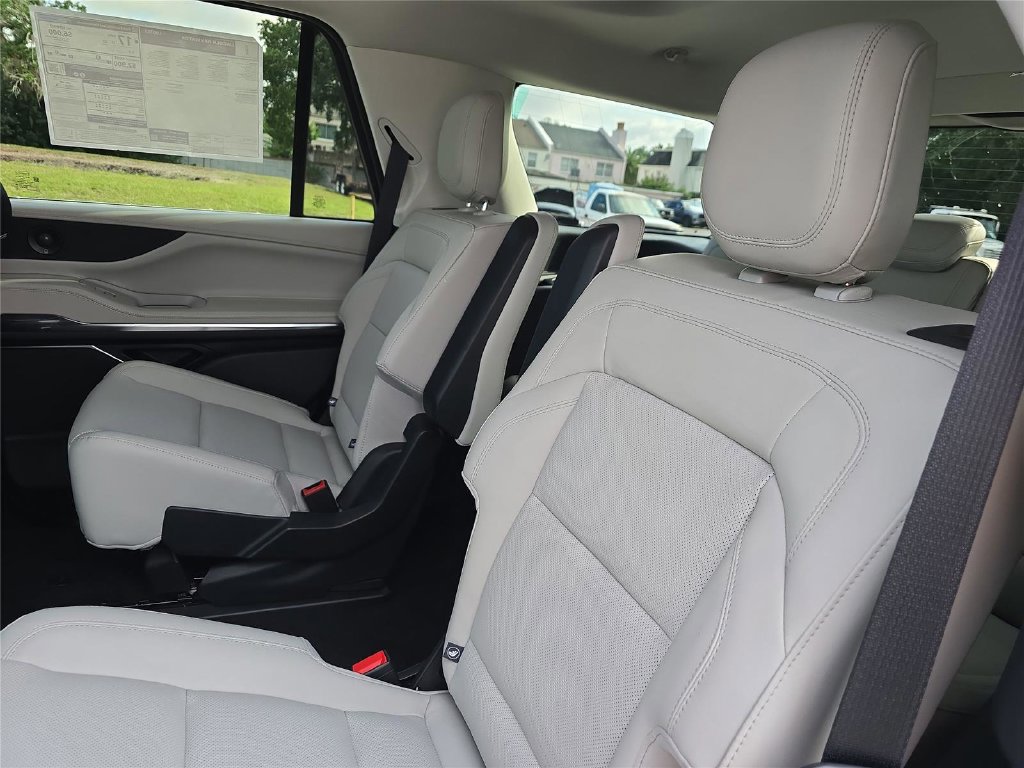 New 2026 Lincoln Navigator Premiere AWD/4WD image 14