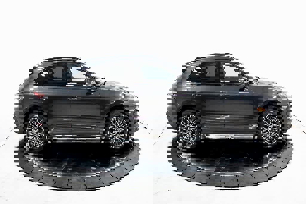 Certified 2025 Porsche Macan image 8