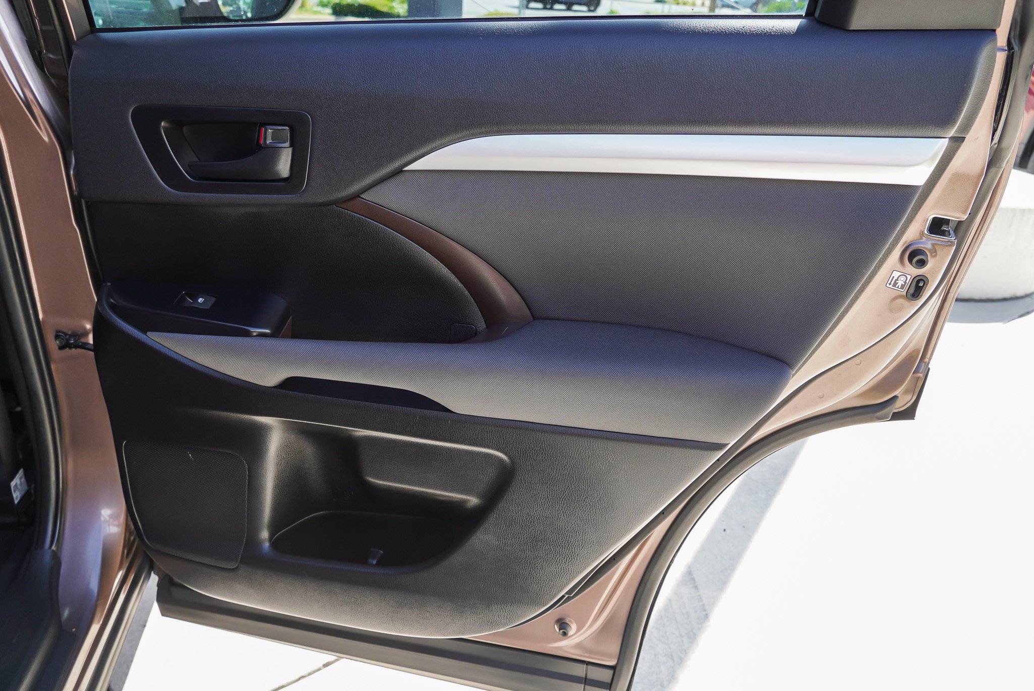 Used 2019 Toyota Highlander LE AWD/4WD image 28