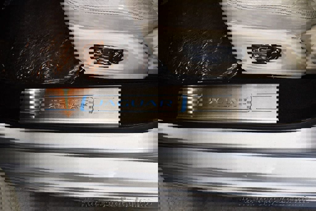 Used 2015 Jaguar XJ image 8