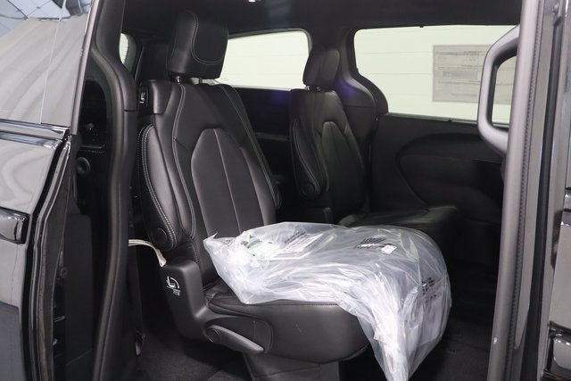 New 2026 Chrysler Pacifica Select image 15