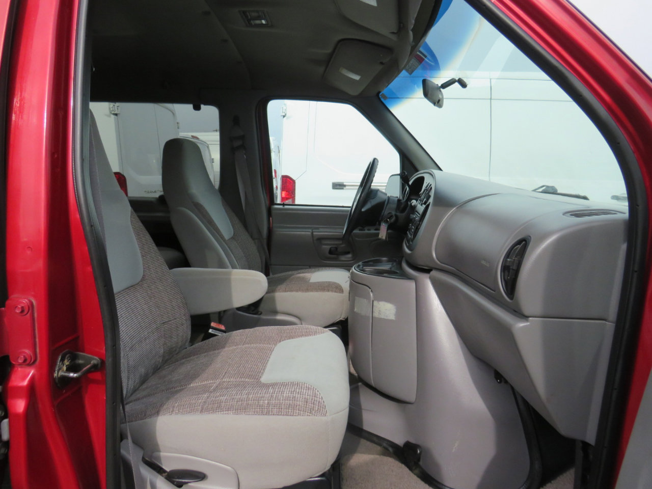 Used 1999 Ford E-150 and Econoline 150 Wagon RWD image 18