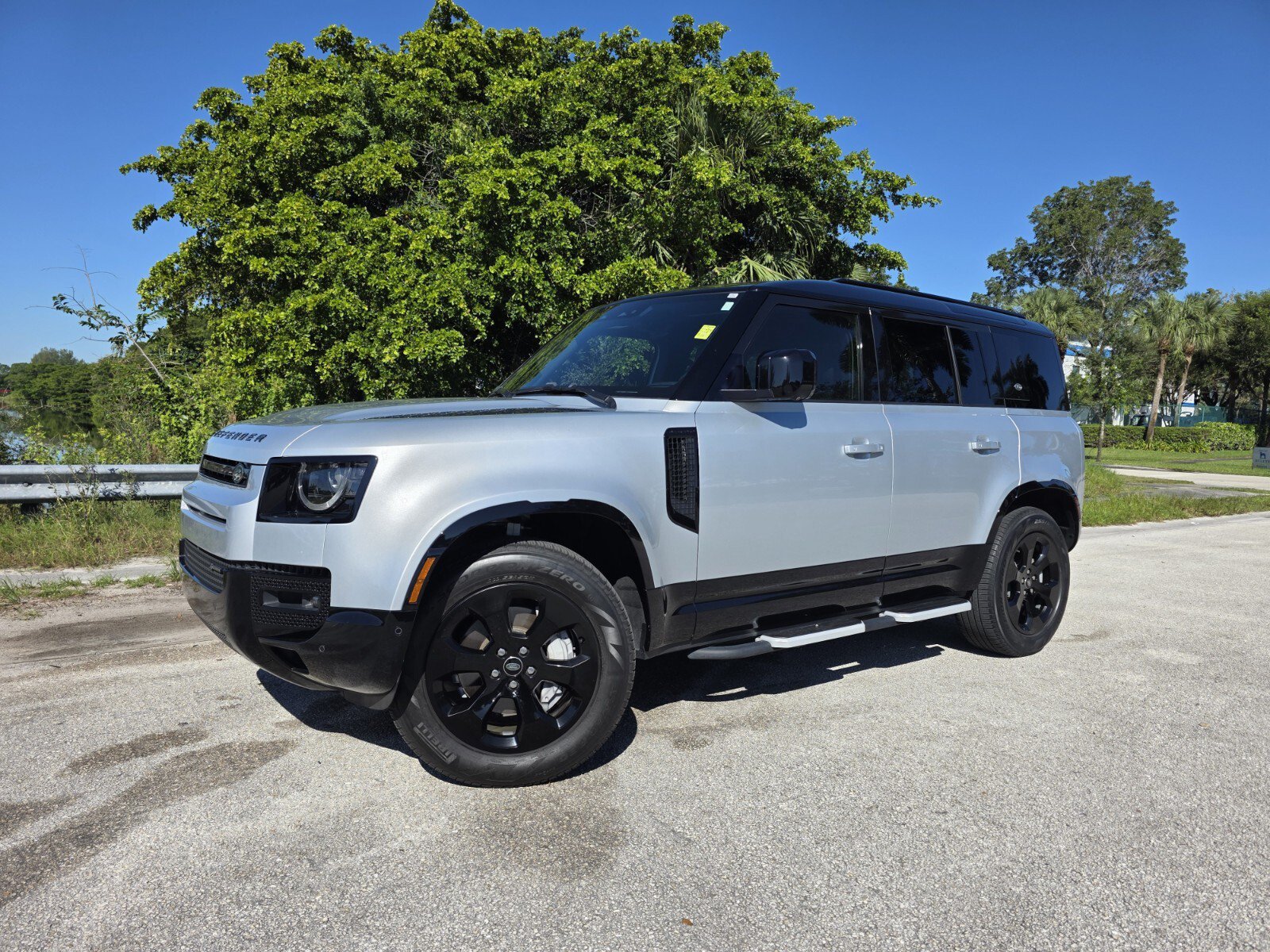 Used 2023 Land Rover Defender 110 X-Dynamic SE AWD/4WD image 1