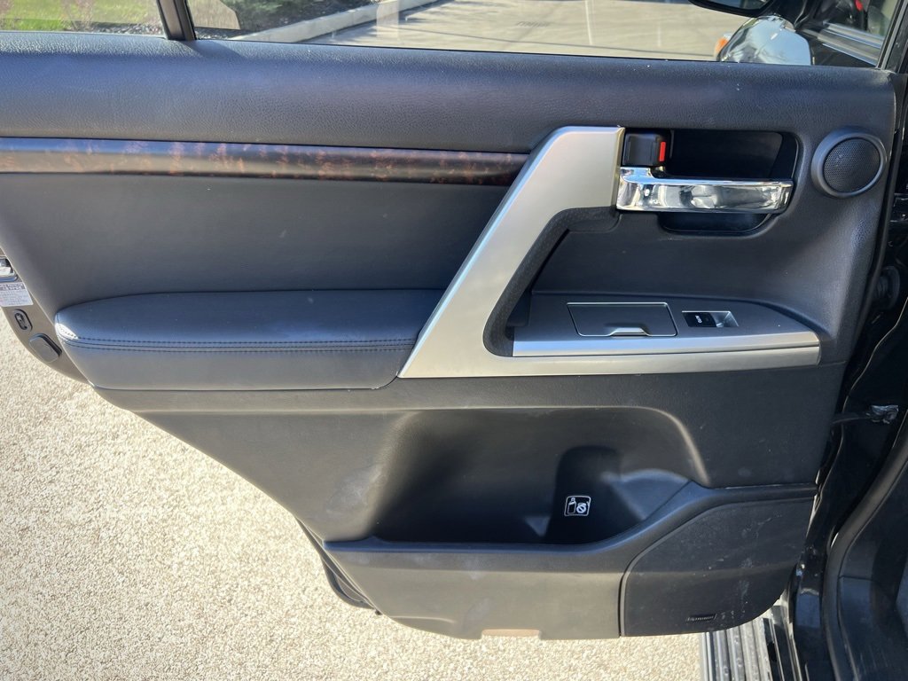 Used 2013 Toyota Land Cruiser image 27