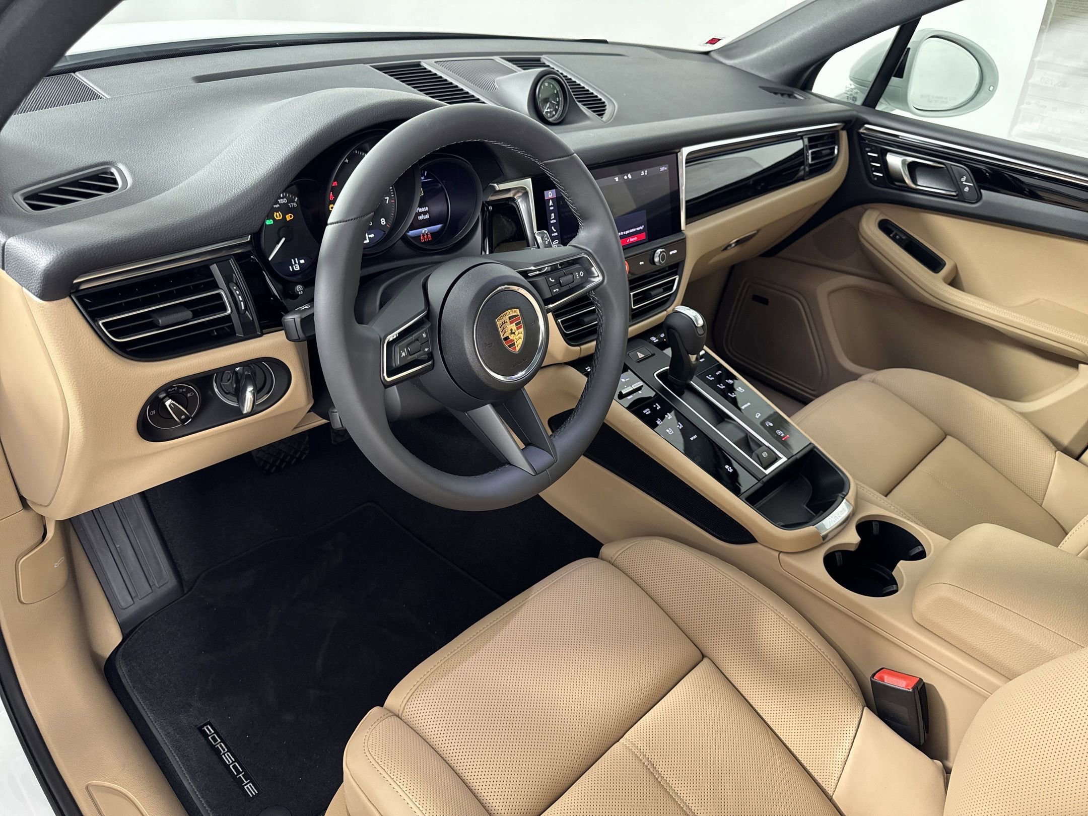 Certified 2025 Porsche Macan image 4