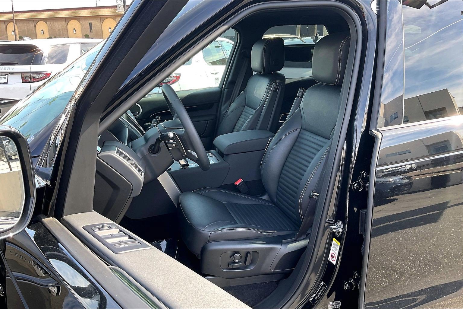 Certified 2025 Land Rover Discovery S image 8