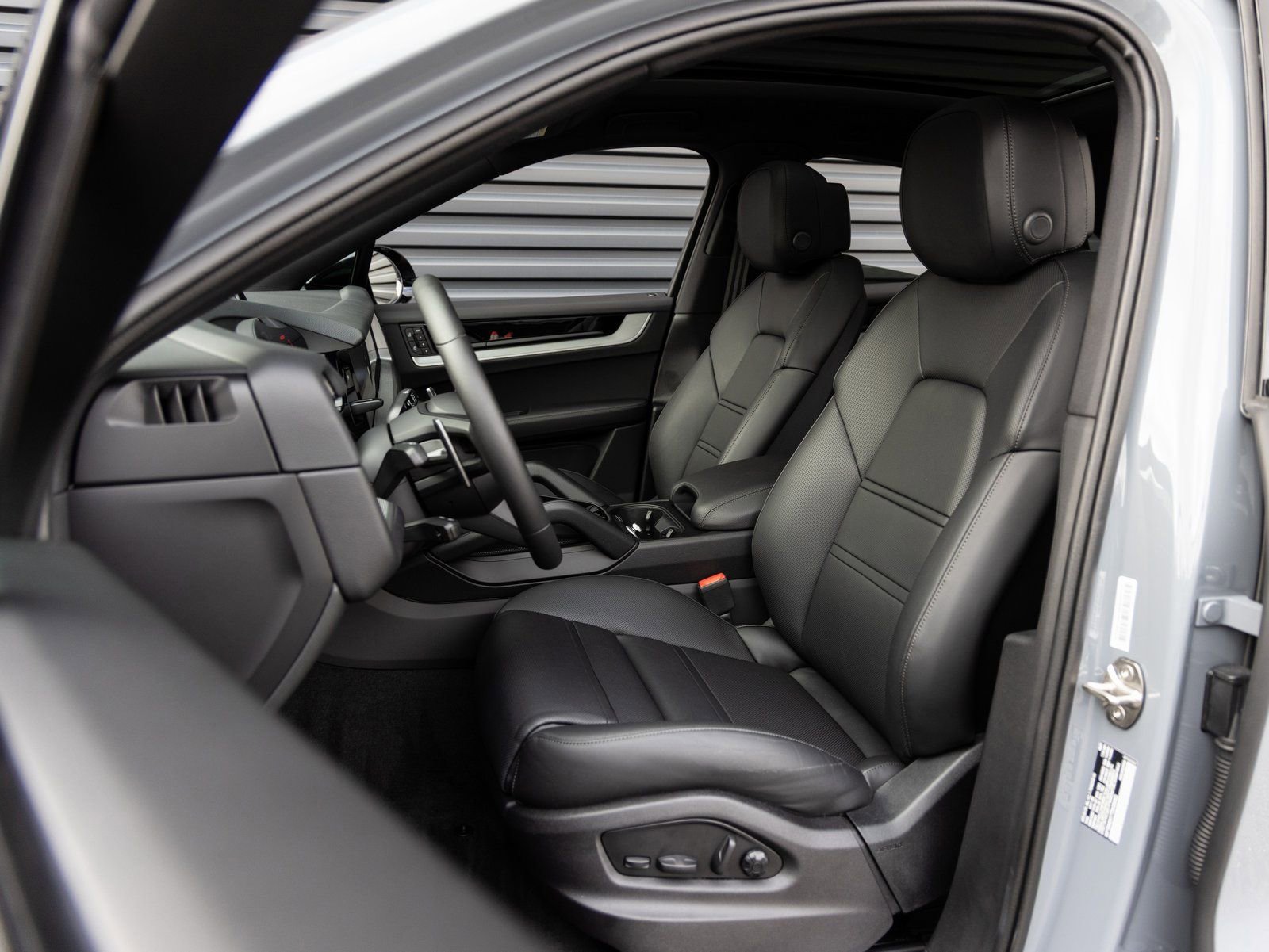 Certified 2026 Porsche Cayenne Coupe image 5