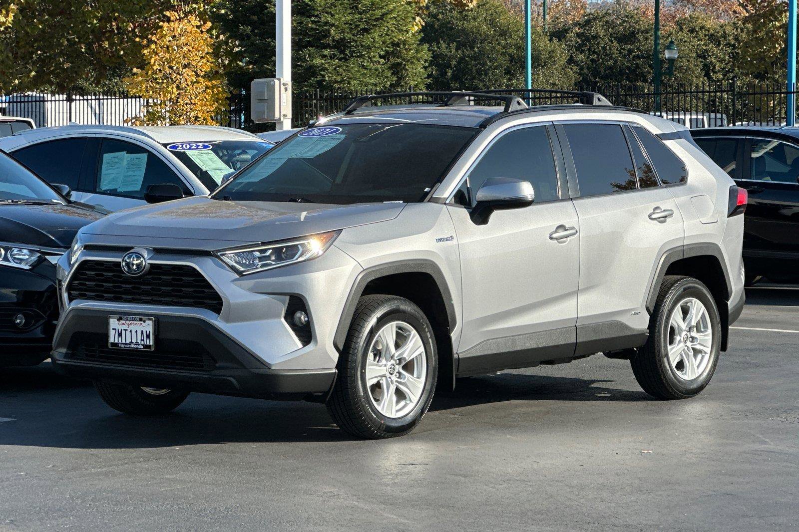 Used 2021 Toyota RAV4 XLE w/ Carpet Mat Package (TMS) image 7