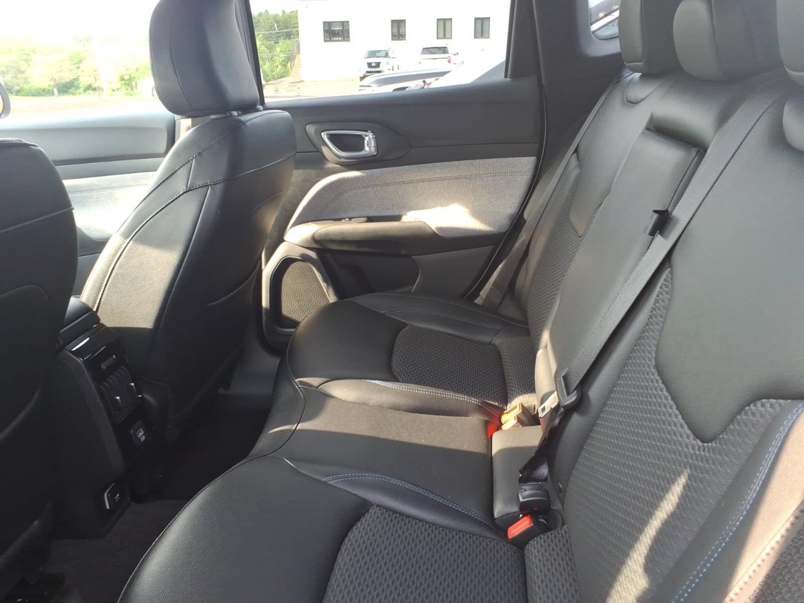 Used 2025 Jeep Compass Latitude AWD/4WD image 8