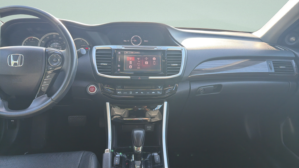 Used 2016 Honda Accord Touring image 10