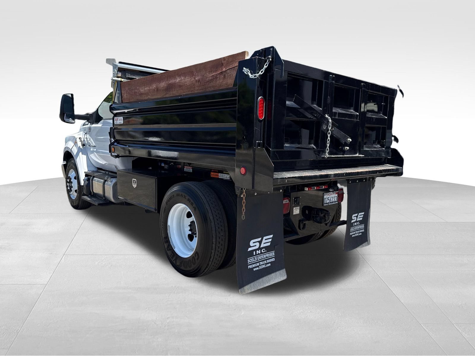 Used 2023 Ford F650 2WD Regular Cab Super Duty image 3