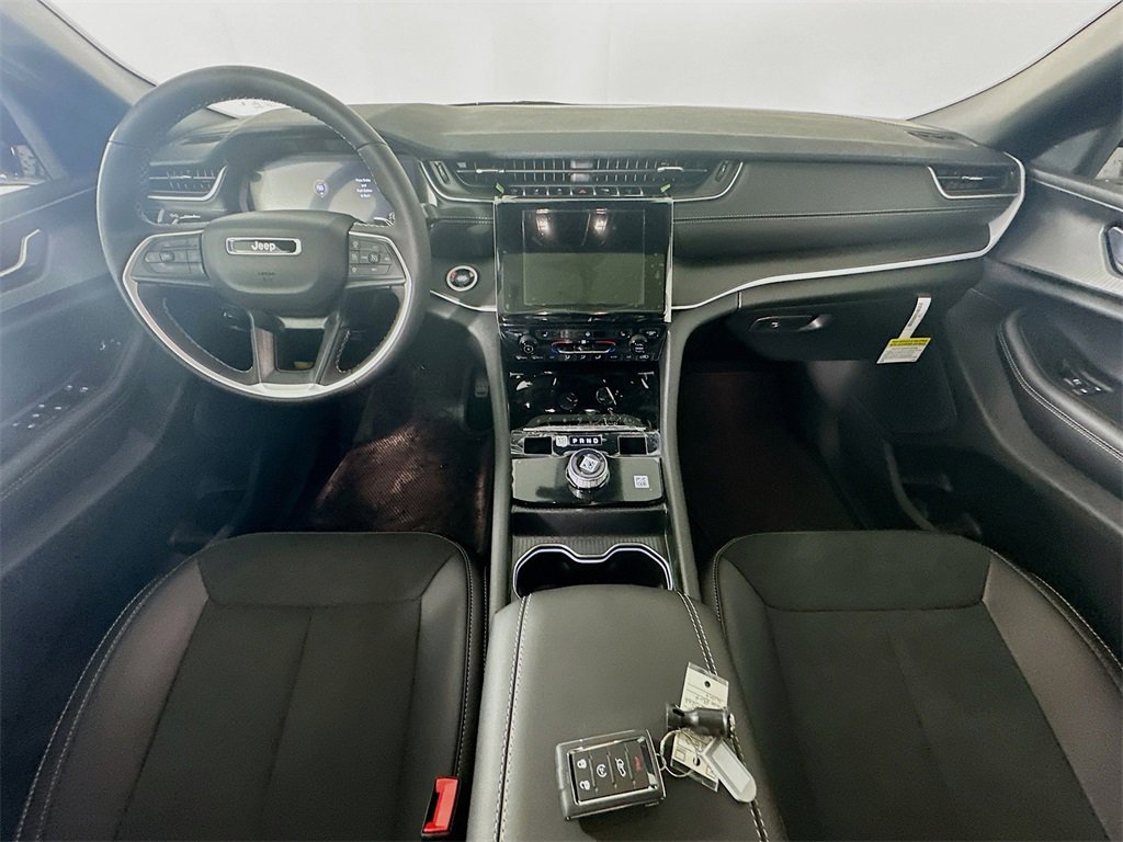New 2025 Jeep Grand Cherokee Altitude image 9