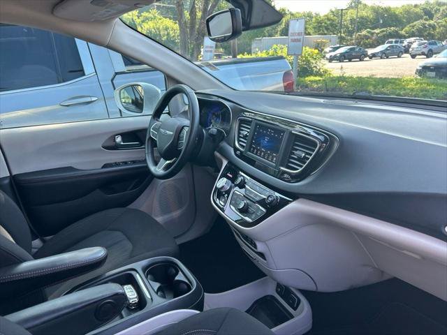 Certified 2020 Chrysler Pacifica Touring FWD image 40