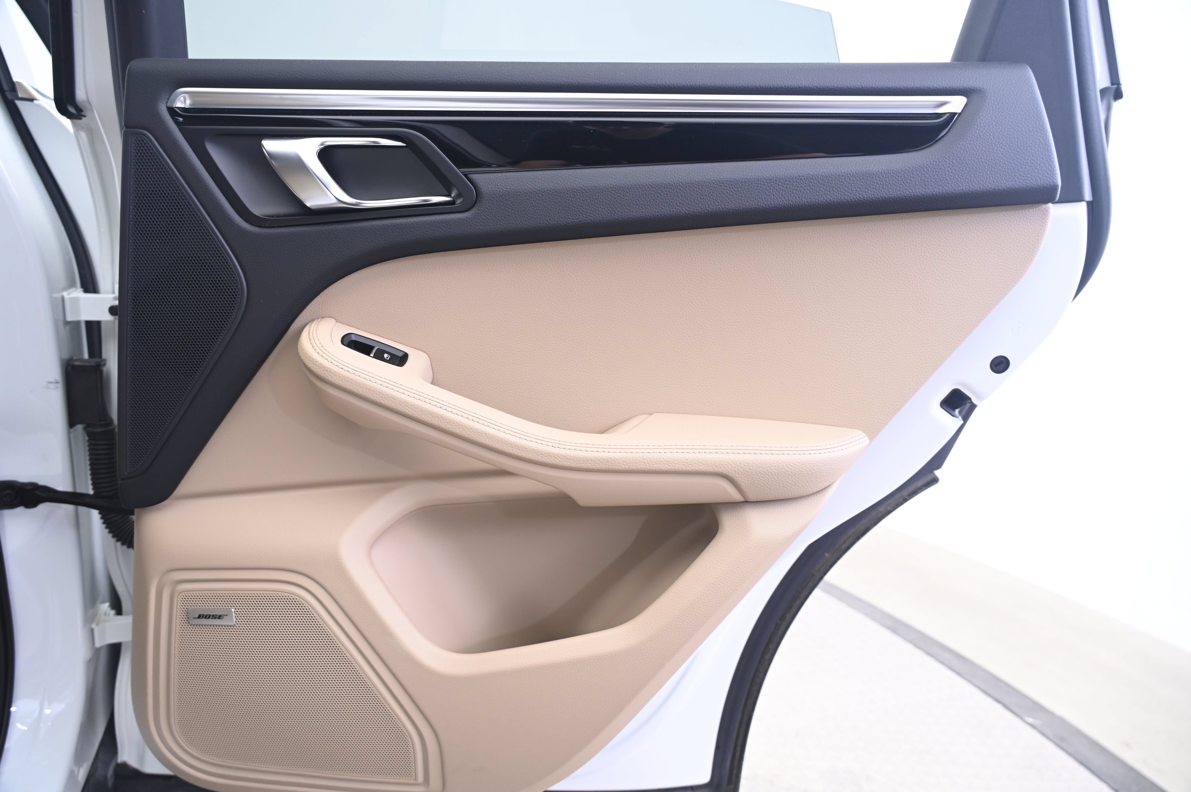 Certified 2024 Porsche Macan AWD/4WD image 16
