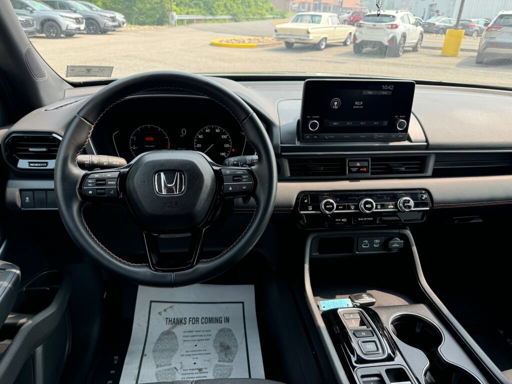 Used 2025 Honda Pilot Sport image 23