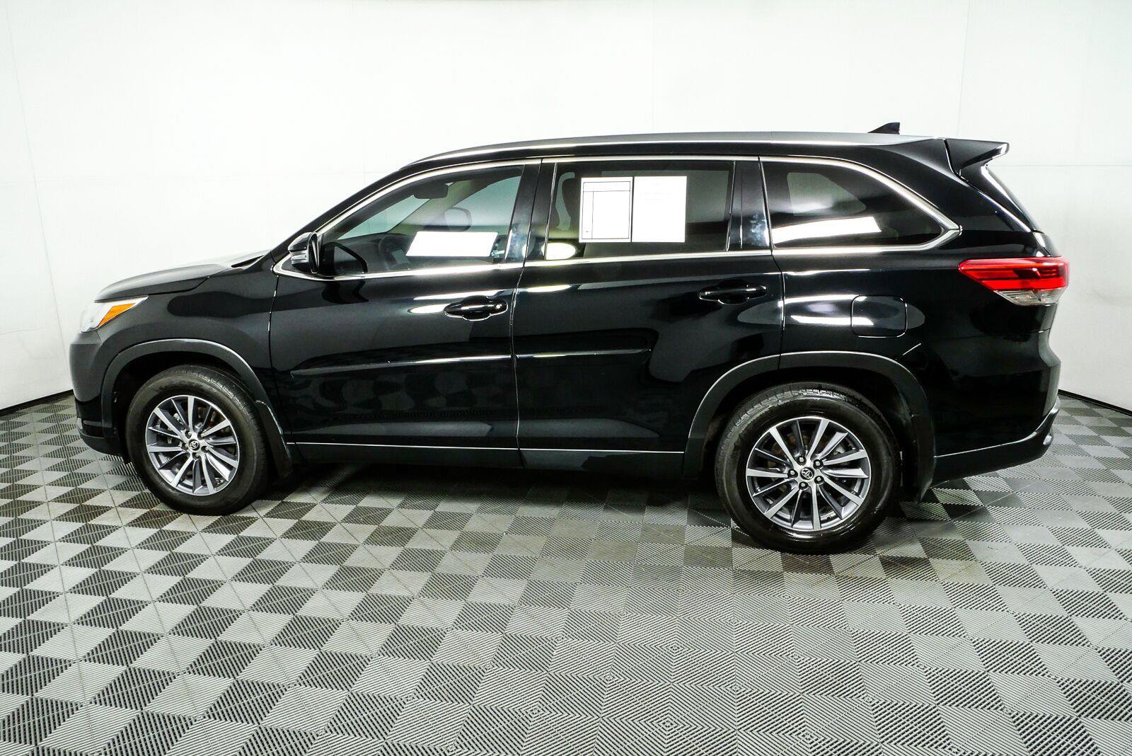 Used 2019 Toyota Highlander XLE AWD/4WD image 29