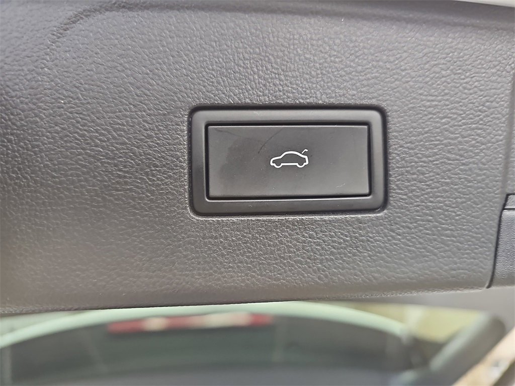 Used 2025 Volkswagen Atlas SE image 13