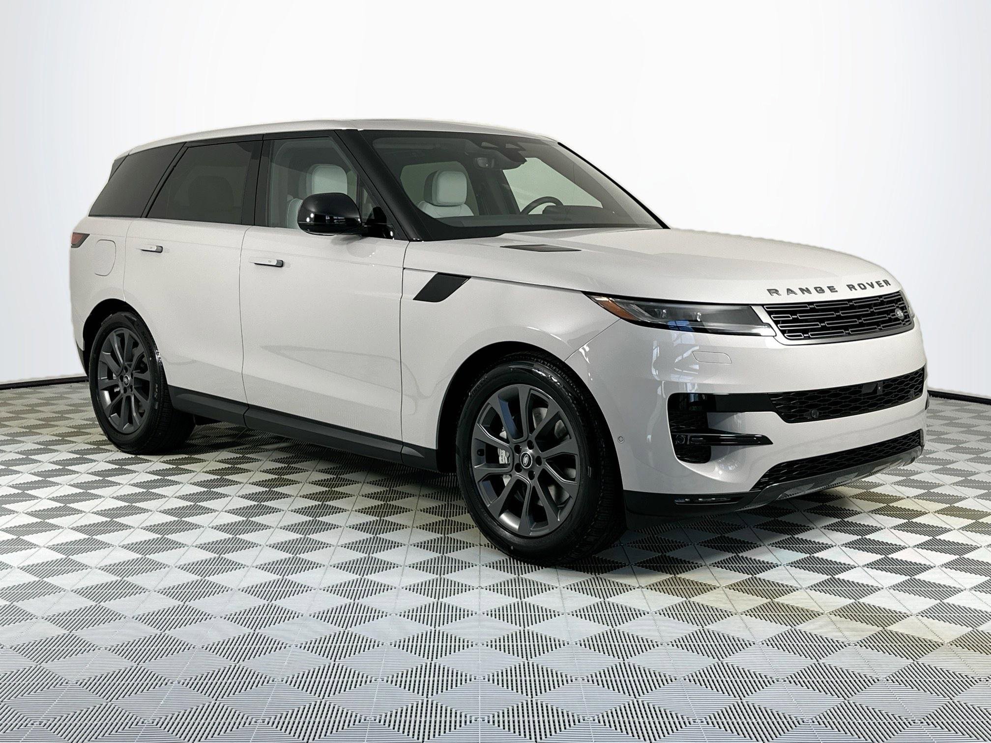 Used 2025 Land Rover Range Rover Sport image 3