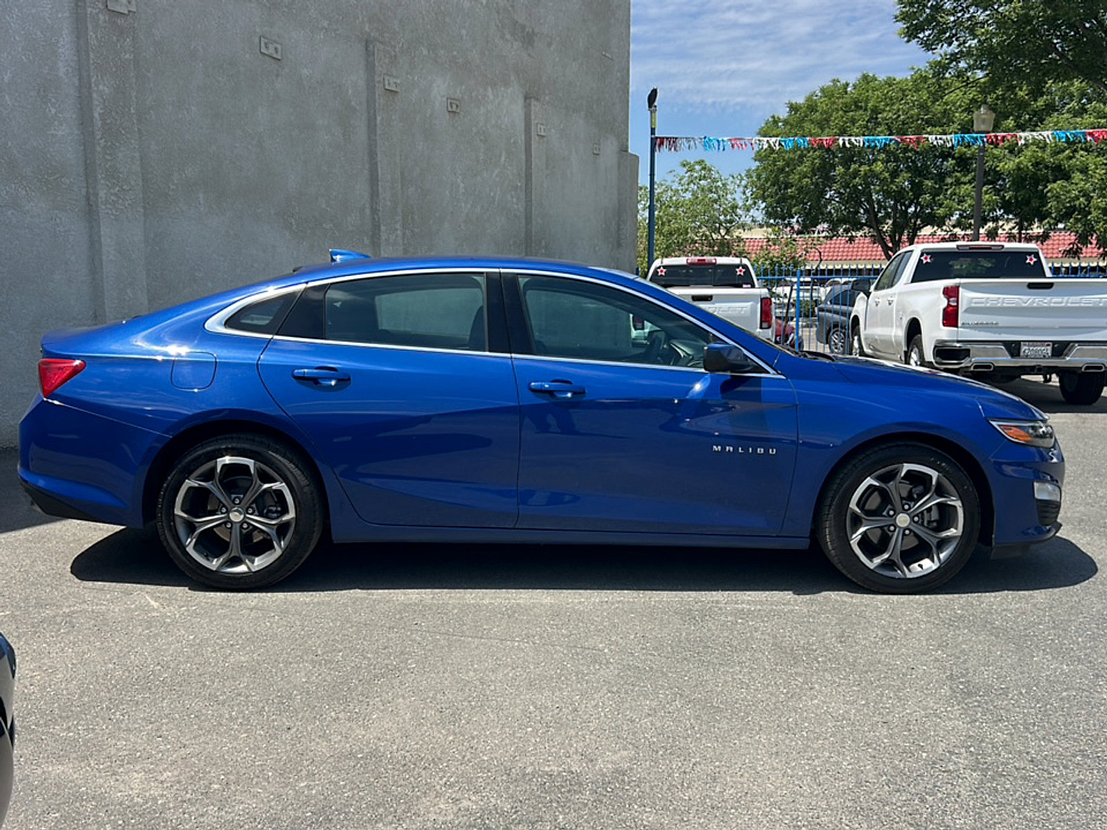 Used 2023 Chevrolet Malibu LT FWD image 2