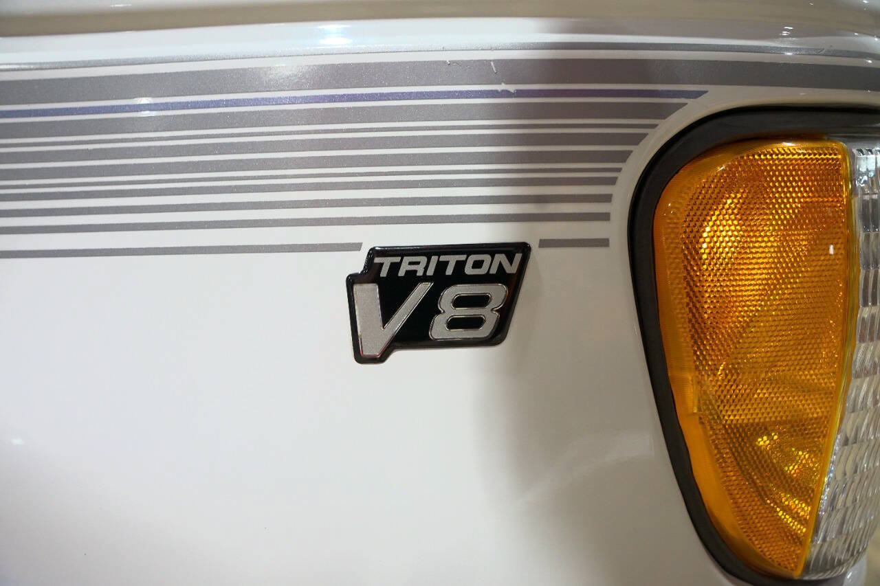 Used 1999 Ford E-150 and Econoline 150 RWD image 26