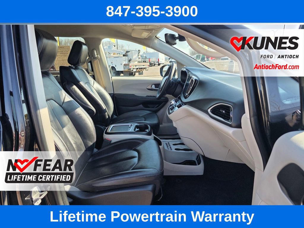Used 2024 Chrysler Pacifica Touring-L image 33
