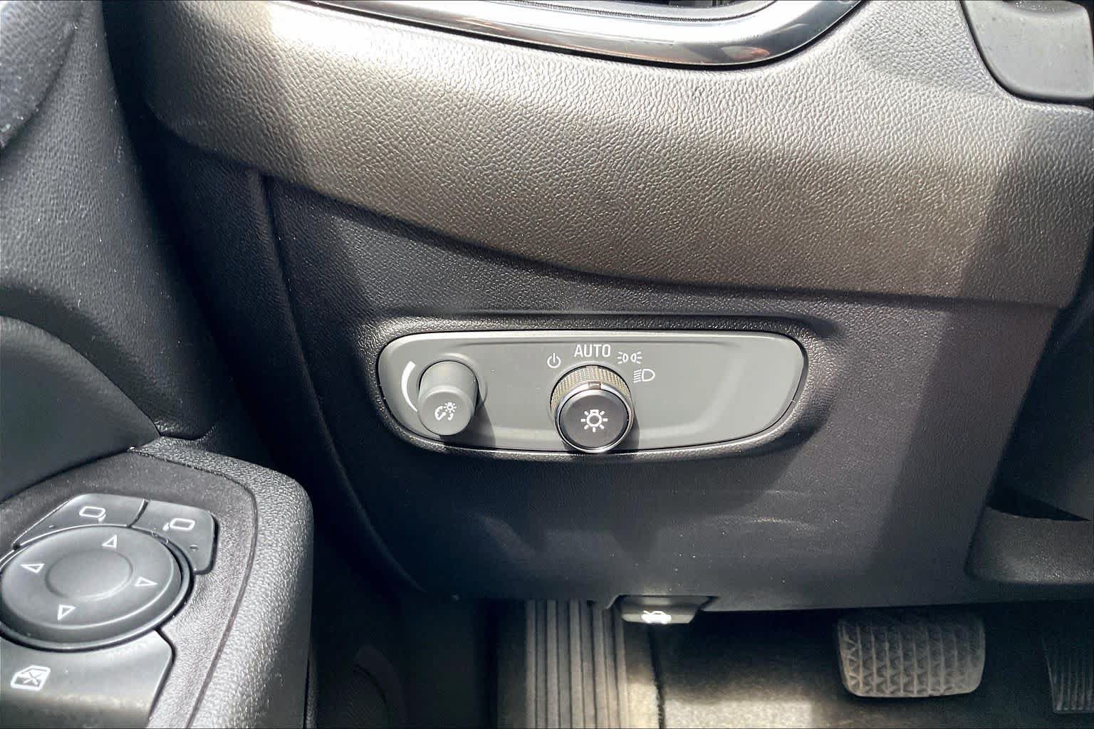 Used 2019 Chevrolet Equinox LT FWD image 32