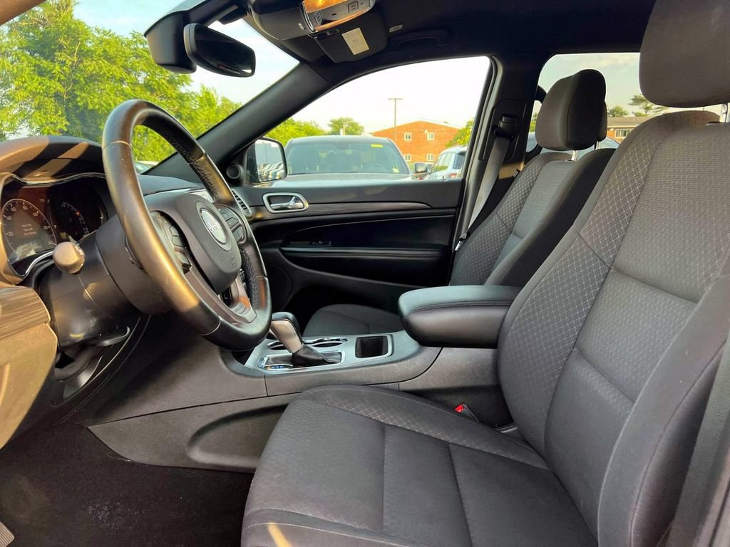 Used 2020 Jeep Grand Cherokee Laredo w/ Security & Convenience Group AWD/4WD image 17