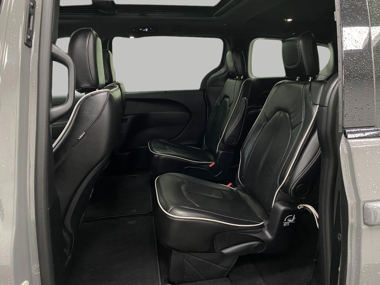 Used 2025 Chrysler Pacifica Limited FWD image 28