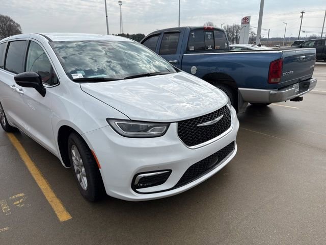 Used 2024 Chrysler Pacifica Touring-L image 3