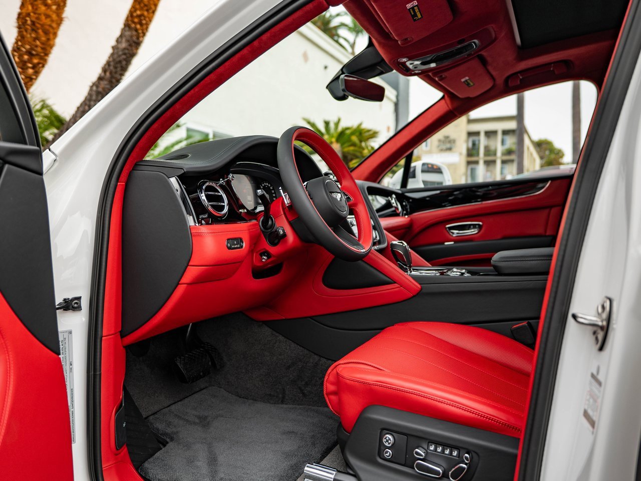 Used 2025 Bentley Bentayga V8 image 2